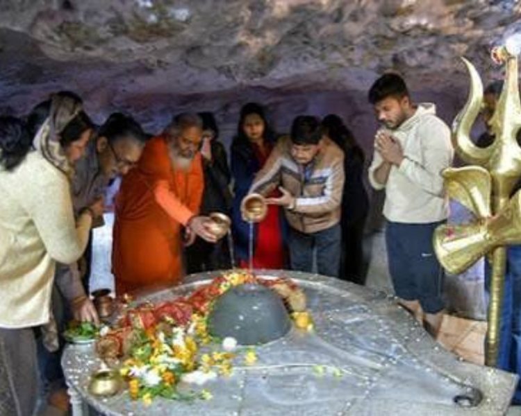 Maha Shivratri 2026: देवभूमि में उमड़ा आस्था का सैलाब, ‘हर-हर महादेव’ से गूंजे मंदिर, जलाभिषेक को लगी लंबी कतारें