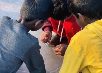 गंगा तट पर मासूम हाथों में जुए का सिक्का! त्रिवेणी घाट की पवित्रता पर बड़ा सवाल