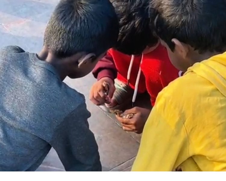 गंगा तट पर मासूम हाथों में जुए का सिक्का! त्रिवेणी घाट की पवित्रता पर बड़ा सवाल