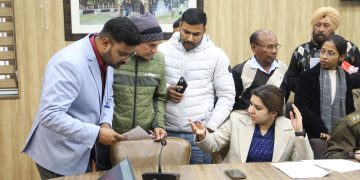 Dehradun news: दर्द में डूबी मां-बेटियां और लाचार विधवाएं, जनता दरबार में छलका इंसाफ का दर्द