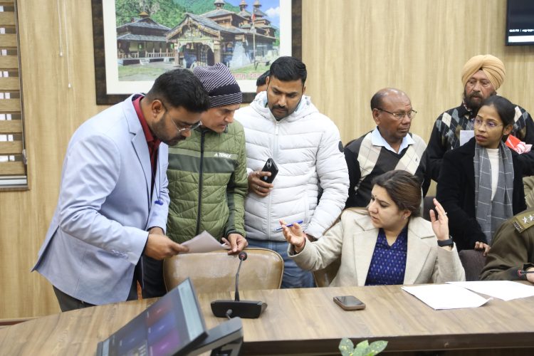 Dehradun news: दर्द में डूबी मां-बेटियां और लाचार विधवाएं, जनता दरबार में छलका इंसाफ का दर्द