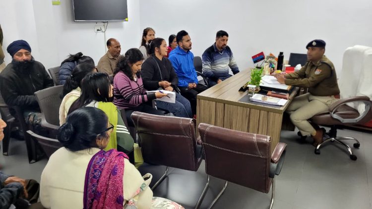 Breaking: सोना-पैसा लेकर रफूचक्कर सुनार, दर्जनभर पीड़ित पहुंचे SSP दरबार