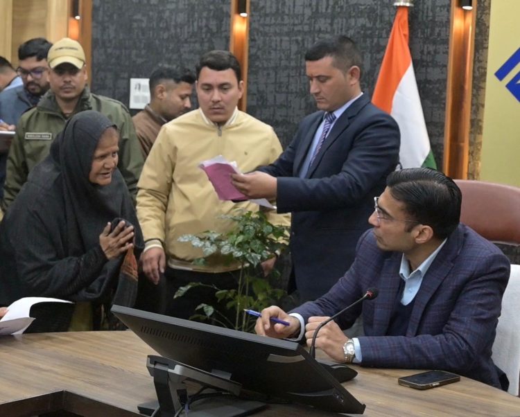 जनता दर्शन बना सहारा: बुजुर्ग महिला का पानी बिल प्रशासन ने कराया सेटल