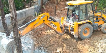 बरसाती नाले पर कब्जा पड़ा भारी: जिला प्रशासन का बुलडोजर एक्शन, 8 मीटर पक्की दीवार जमींदोज