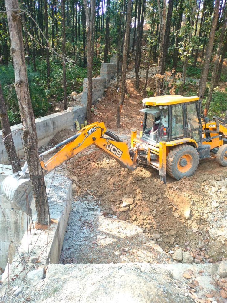 बरसाती नाले पर कब्जा पड़ा भारी: जिला प्रशासन का बुलडोजर एक्शन, 8 मीटर पक्की दीवार जमींदोज