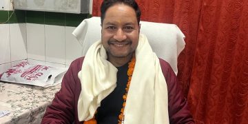 अल्मोड़ा में ‘धरती के भगवान’ का सम्मान, तालियों की गूंज से गूंजा जिला चिकित्सालय