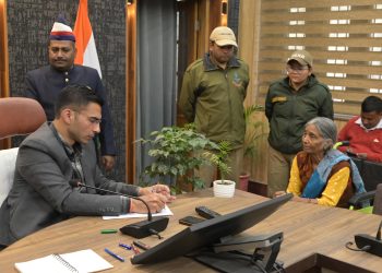 देहरादून जनदर्शन में डीएम का सख्त एक्शन: 163 शिकायतों पर तुरंत फैसला, विधवा को मदद, बेटों पर भरण-पोषण केस दर्ज