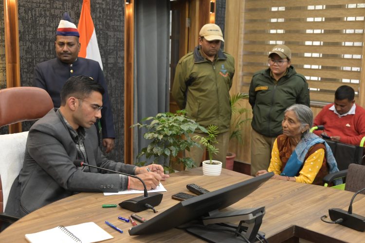 देहरादून जनदर्शन में डीएम का सख्त एक्शन: 163 शिकायतों पर तुरंत फैसला, विधवा को मदद, बेटों पर भरण-पोषण केस दर्ज