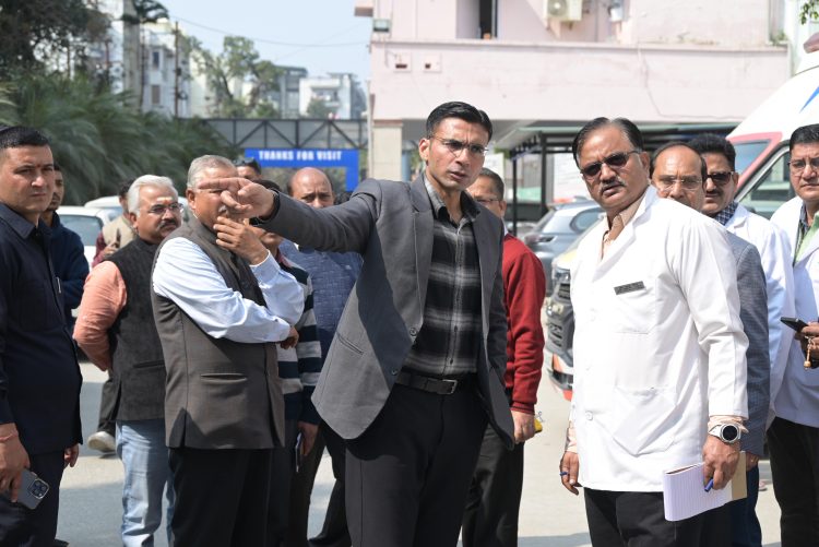 देहरादून में डीएम का एक्शन मोड: कोरोनेशन अस्पताल में छापा, लैब की 3 माह की रिपोर्ट तलब