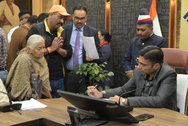 जनता दरबार में गूंजा दर्द, डीएम सविन बंसल का बड़ा फैसला – विधवाओं और बच्चों को मिली राहत