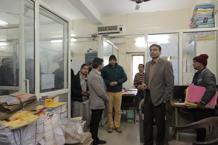 देहरादून में भू-माफिया पर डीएम का बड़ा प्रहार: फर्जी दस्तावेज से जमीन बेचने वालों पर मुकदमा दर्ज