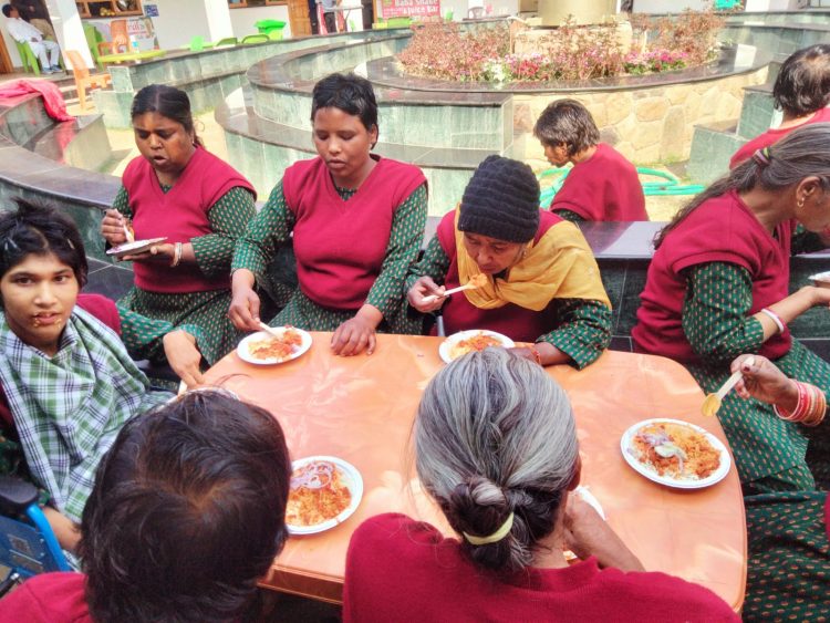 Dehradun News: नारी निकेतन की संवासनियों के चेहरों पर लौटी मुस्कान, डीएम सविन बंसल की संवेदनशील पहल