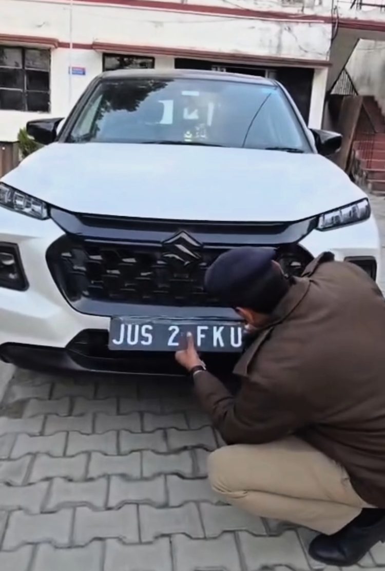 फेयरवेल पार्टी में नाबालिग की दबंगई, भ्रामक नंबर प्लेट वाले वाहन पर पुलिस की बड़ी कार्रवाई