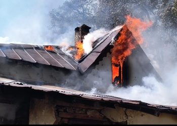 नैनीताल में आग का तांडव: ब्रिटिशकालीन ग्लेंनमोर कुटीर जलकर खाक, बाल-बाल बचे परिवार