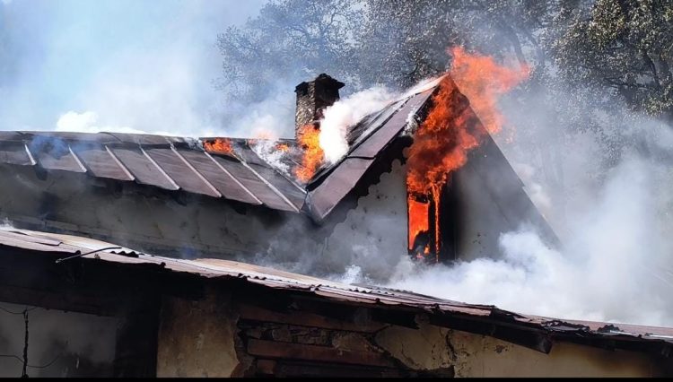 नैनीताल में आग का तांडव: ब्रिटिशकालीन ग्लेंनमोर कुटीर जलकर खाक, बाल-बाल बचे परिवार
