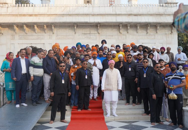 श्री दरबार साहिब में उमड़ा आस्था का सैलाब: पंजाब से 150 सदस्यीय पैदल संगत पहुंची, जयकारों से गूंजा दरबार