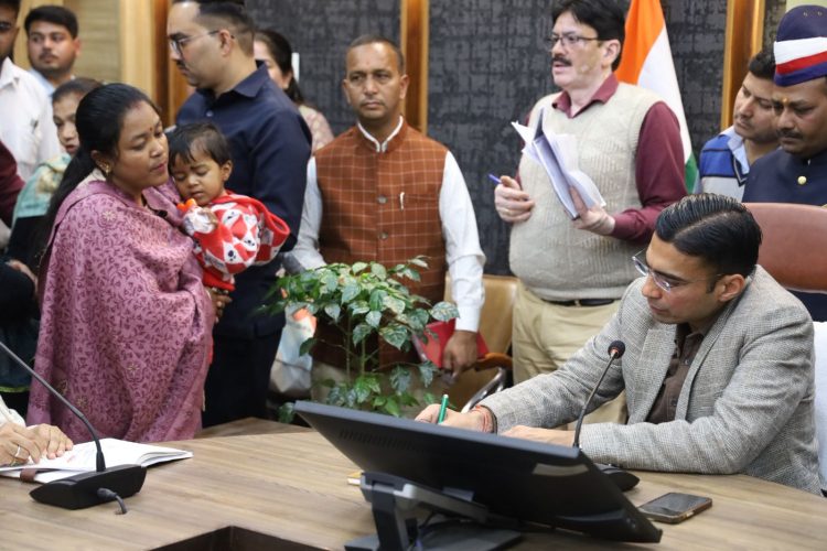 Dehradun में जनदर्शन बना न्याय का मंच: 92 शिकायतों पर त्वरित कार्रवाई, लापरवाह इंजीनियर का वेतन रोका
