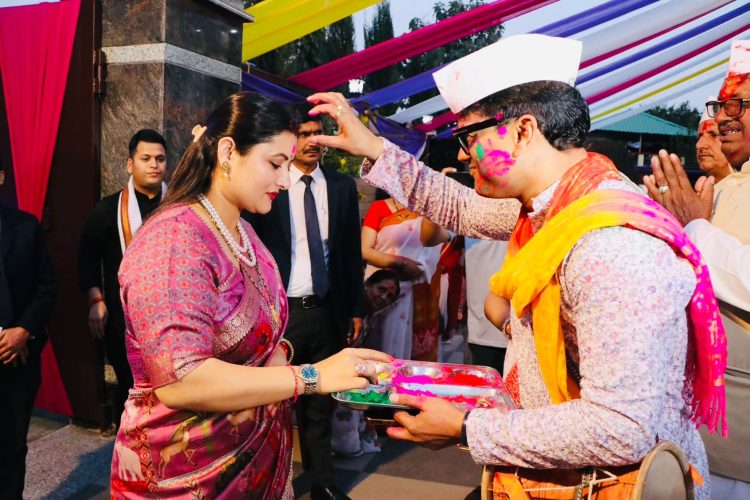 देहरादून में जोशी निवास पर बैठकी होली: गीतों, रंगों और लोकसंस्कृति से सजी फागुन की शाम