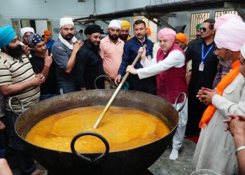 श्री झंडे जी मेला 2026: श्रीमहंत देवेंद्र दास जी महाराज ने संगत के साथ दी लंगर सेवा, श्री दरबार साहिब में बढ़ने लगी रौनक