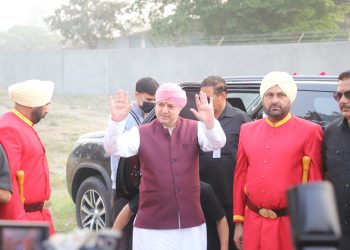 देहरादून में आस्था का सागर: 94 फीट ऊंचा नया ध्वजदण्ड कंधों पर उठाकर श्री दरबार साहिब पहुंची संगतें