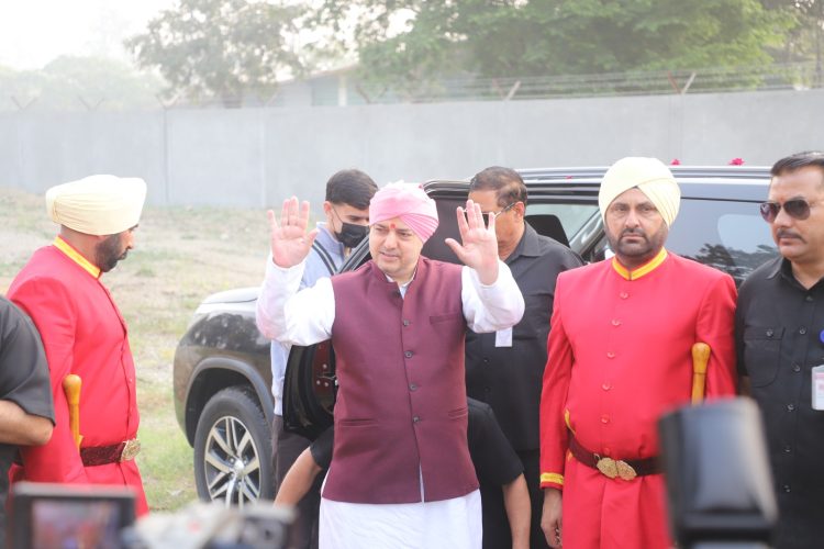 देहरादून में आस्था का सागर: 94 फीट ऊंचा नया ध्वजदण्ड कंधों पर उठाकर श्री दरबार साहिब पहुंची संगतें