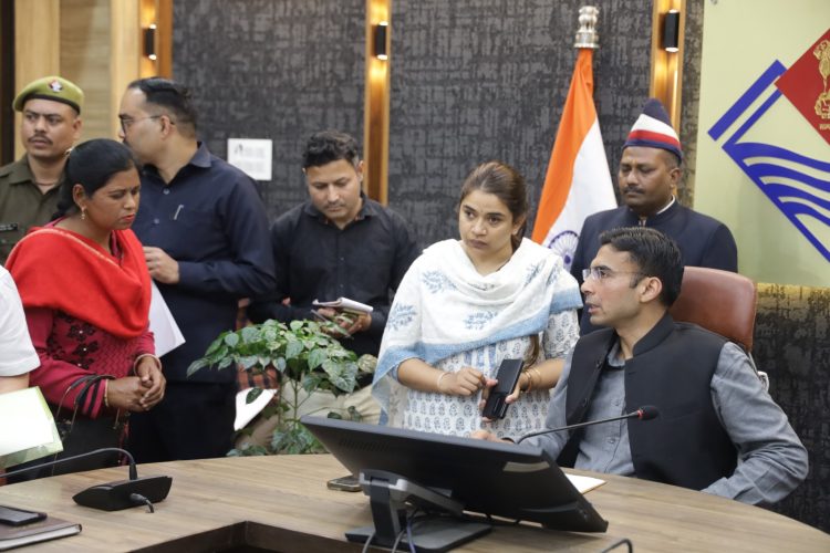 DM का बड़ा फैसला: फीस न होने पर रोकी गई छात्रा की परीक्षा, तुरंत दिलाई राहत