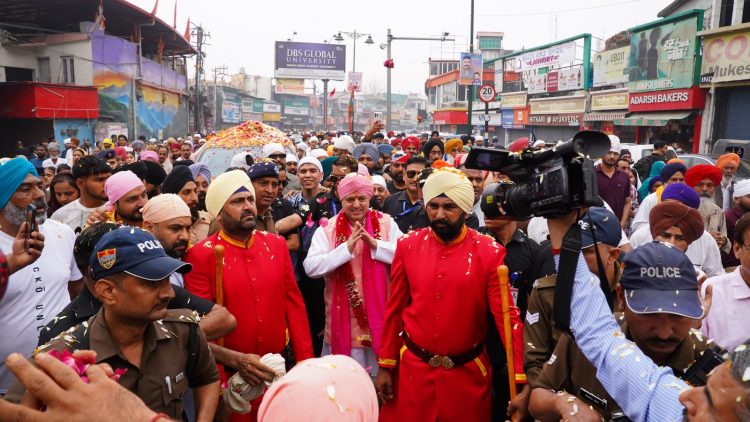 देहरादून में ऐतिहासिक नगर परिक्रमा: पुष्प वर्षा के बीच गूंजे श्री गुरु राम राय जी महाराज के जयकारे