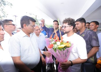 क्रिकेटर Kuldeep Yadav की मसूरी में शाही शादी! सीएयू दफ्तर पहुंचकर दिया निमंत्रण, ढोल-दमाऊं से हुआ स्वागत