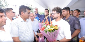 क्रिकेटर Kuldeep Yadav की मसूरी में शाही शादी! सीएयू दफ्तर पहुंचकर दिया निमंत्रण, ढोल-दमाऊं से हुआ स्वागत