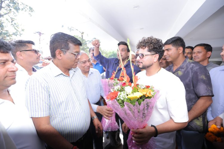 क्रिकेटर Kuldeep Yadav की मसूरी में शाही शादी! सीएयू दफ्तर पहुंचकर दिया निमंत्रण, ढोल-दमाऊं से हुआ स्वागत