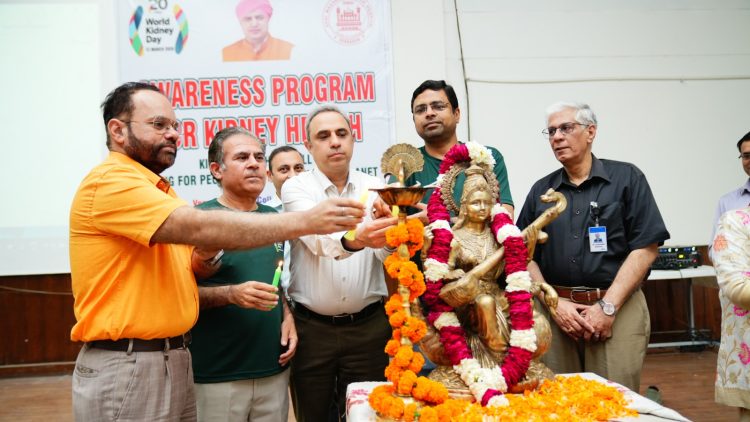World Kidney Day पर श्री महंत इन्दिरेश अस्पताल में जागरूकता रैली, किडनी बचाने का लिया संकल्प