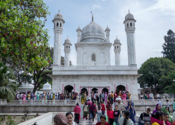 देहरादून में श्री झण्डे जी महोत्सव की रौनक बढ़ी, दर्शन के लिए उमड़ रहे श्रद्धालु