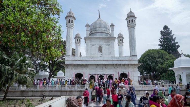 देहरादून में श्री झण्डे जी महोत्सव की रौनक बढ़ी, दर्शन के लिए उमड़ रहे श्रद्धालु