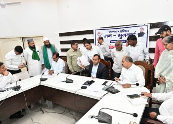 डीएम की जनसुनवाई में गूंजे जनता के मुद्दे: 70 शिकायतें आईं सामने, 38 का तुरंत निस्तारण