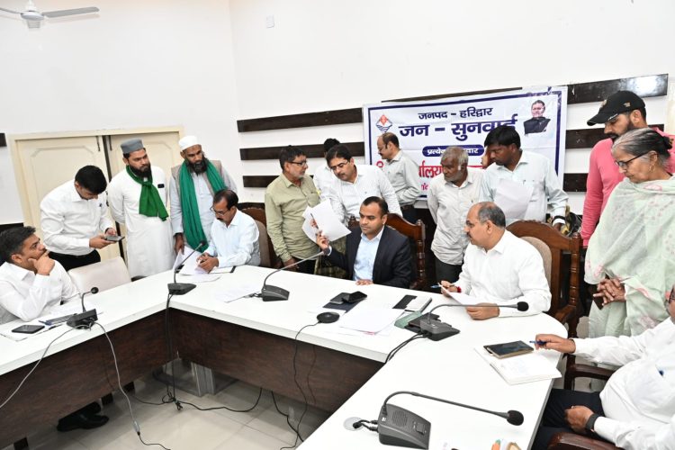 डीएम की जनसुनवाई में गूंजे जनता के मुद्दे: 70 शिकायतें आईं सामने, 38 का तुरंत निस्तारण