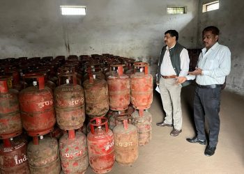 Dehradun news: कालाबाजारी पर QRT का छापा, 93 हजार सिलेंडर बैकलॉग से हड़कंप!