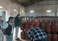गैस माफिया पर बड़ा प्रहार! DM की रेड से मचा हड़कंप, सैकड़ों सिलेंडर जब्त