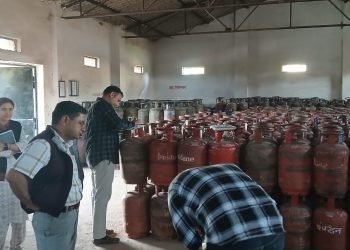 गैस माफिया पर बड़ा प्रहार! DM की रेड से मचा हड़कंप, सैकड़ों सिलेंडर जब्त