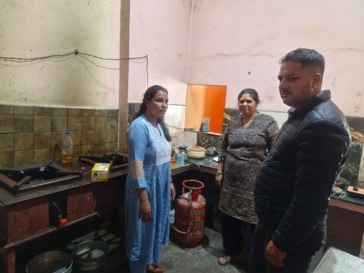 LPG Gas Black Marketing पर देहरादून प्रशासन की बड़ी कार्रवाई, 12 सिलेंडर जब्त