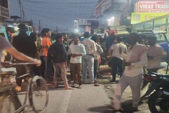 गांधीग्राम में फल की रेहड़ी बनी विवाद की वजह, दो पक्षों में कहासुनी के बाद झगड़ा