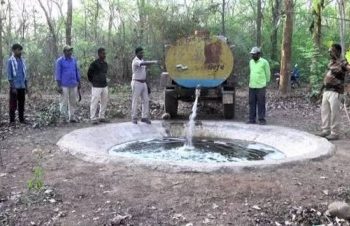 प्यासे वन्यजीवों को राहत: नैनीताल के जंगलों में भरे जा रहे जलकुंड
