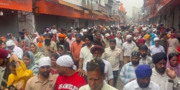 Jhande Ji Mela 2026: नगर परिक्रमा में गूंजा गुरु का जयकारा, भक्ति से सराबोर हुआ दून