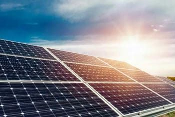 छत पर सोलर लगाने वालों को झटका! अब अतिरिक्त बिजली के मिलेंगे सिर्फ ₹2 प्रति यूनिट