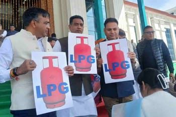 LPG पर सियासी तकरार: सरकार के जवाब से असंतुष्ट विपक्ष ने छोड़ा सदन