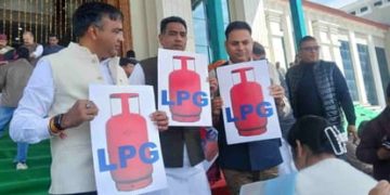 LPG पर सियासी तकरार: सरकार के जवाब से असंतुष्ट विपक्ष ने छोड़ा सदन