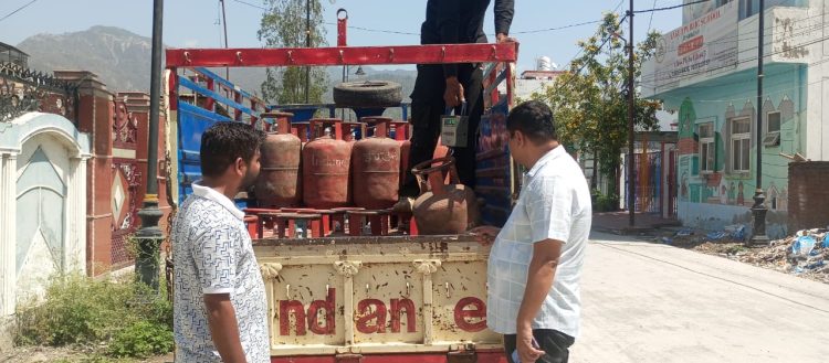 देहरादून में गैस माफिया पर बड़ा एक्शन! अवैध रिफिलिंग का भंडाफोड़, FIR दर्ज