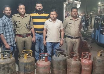 गैस की कालाबाजारी पर बड़ी कार्रवाई: सहस्त्रधारा रोड पर छापेमारी, 7 सिलेंडर जब्त