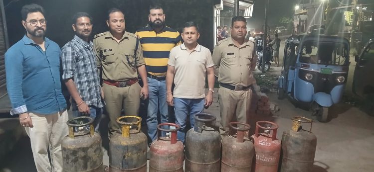 गैस की कालाबाजारी पर बड़ी कार्रवाई: सहस्त्रधारा रोड पर छापेमारी, 7 सिलेंडर जब्त