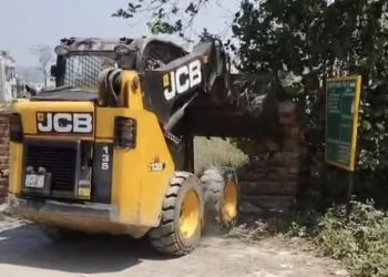 DM का बड़ा एक्शन: प्रॉपर्टी डीलर की दीवार तोड़कर सड़क कराई खाली