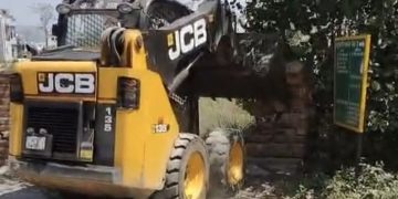 DM का बड़ा एक्शन: प्रॉपर्टी डीलर की दीवार तोड़कर सड़क कराई खाली